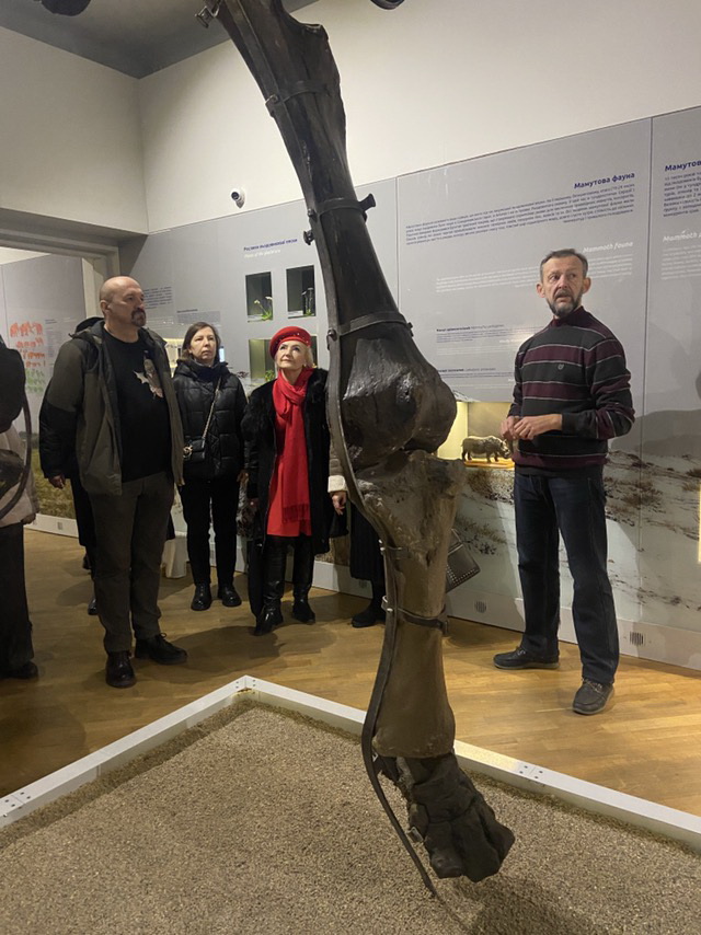 Керівник лабораторії екології тварин, д.б.н., с.н.с. Андрій Бокотей проводить екскурсію для співробітників Інституту екології Карпат НАН України (виставка «Льодовикова епоха»)