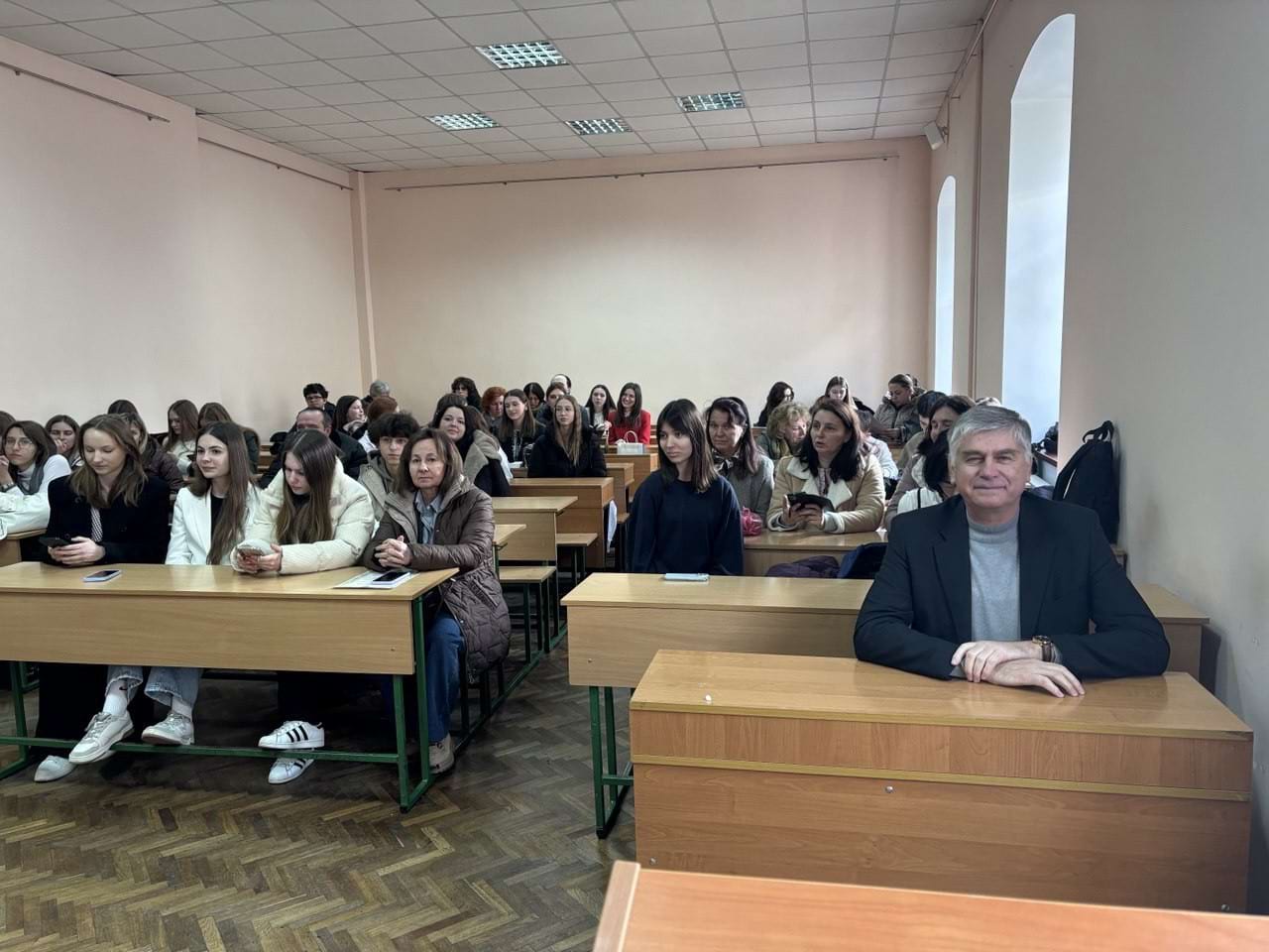 Член журі І.М. Данилик, чл.-кор. НАН України, д.б.н., проф. та учасники конкурсу