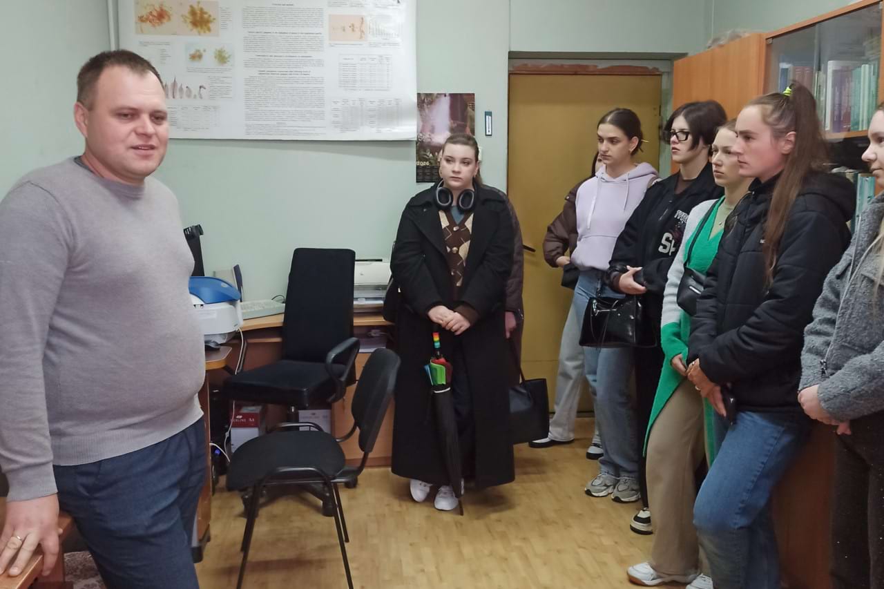 Р.Соханьчак роэповідає  студентам про роботу на флуоресцентному  мікроскопі