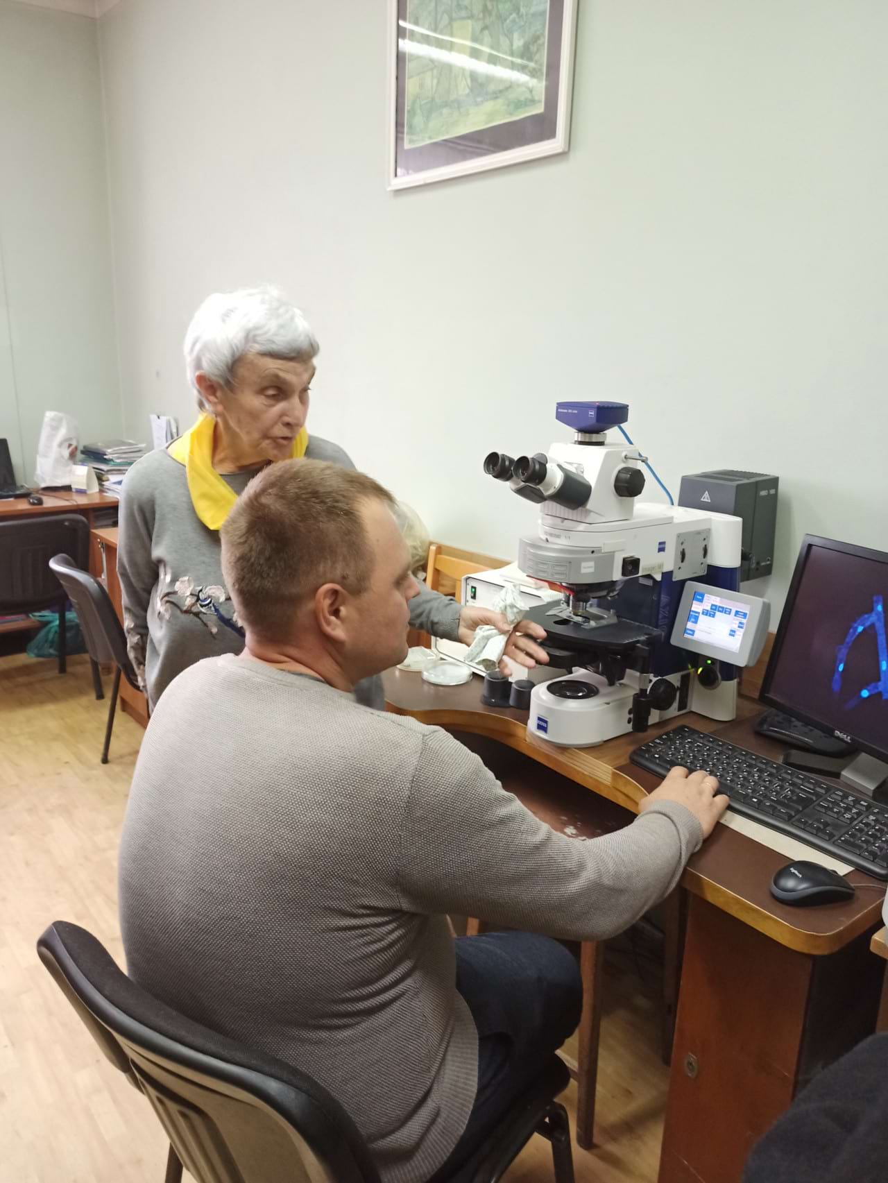 04 Я.Хоркавців і Р.Соханьчак розповідають про роботу на флуоресцентному мікроскопі 04 Я.Хоркавців і Р.Соханьчак розповідають про роботу на флуоресцентному мікроскопі