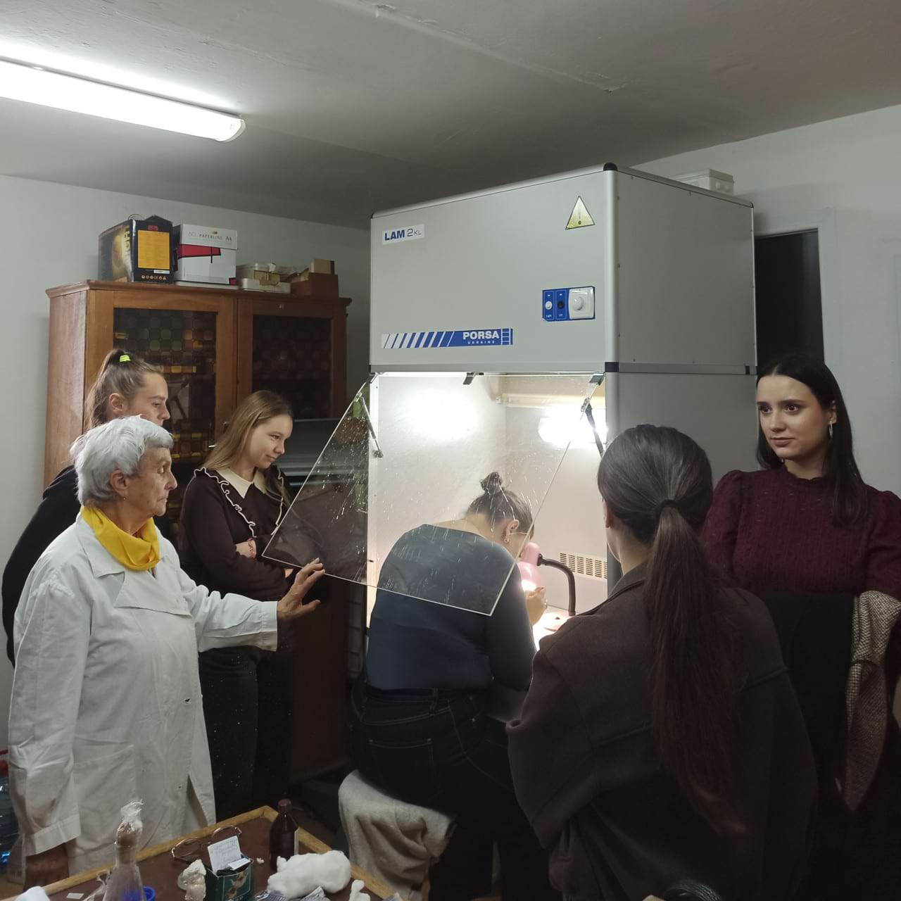06 Я.Хоркавців проводить практичне заняття щодо роботи в ламінар-боксі 1