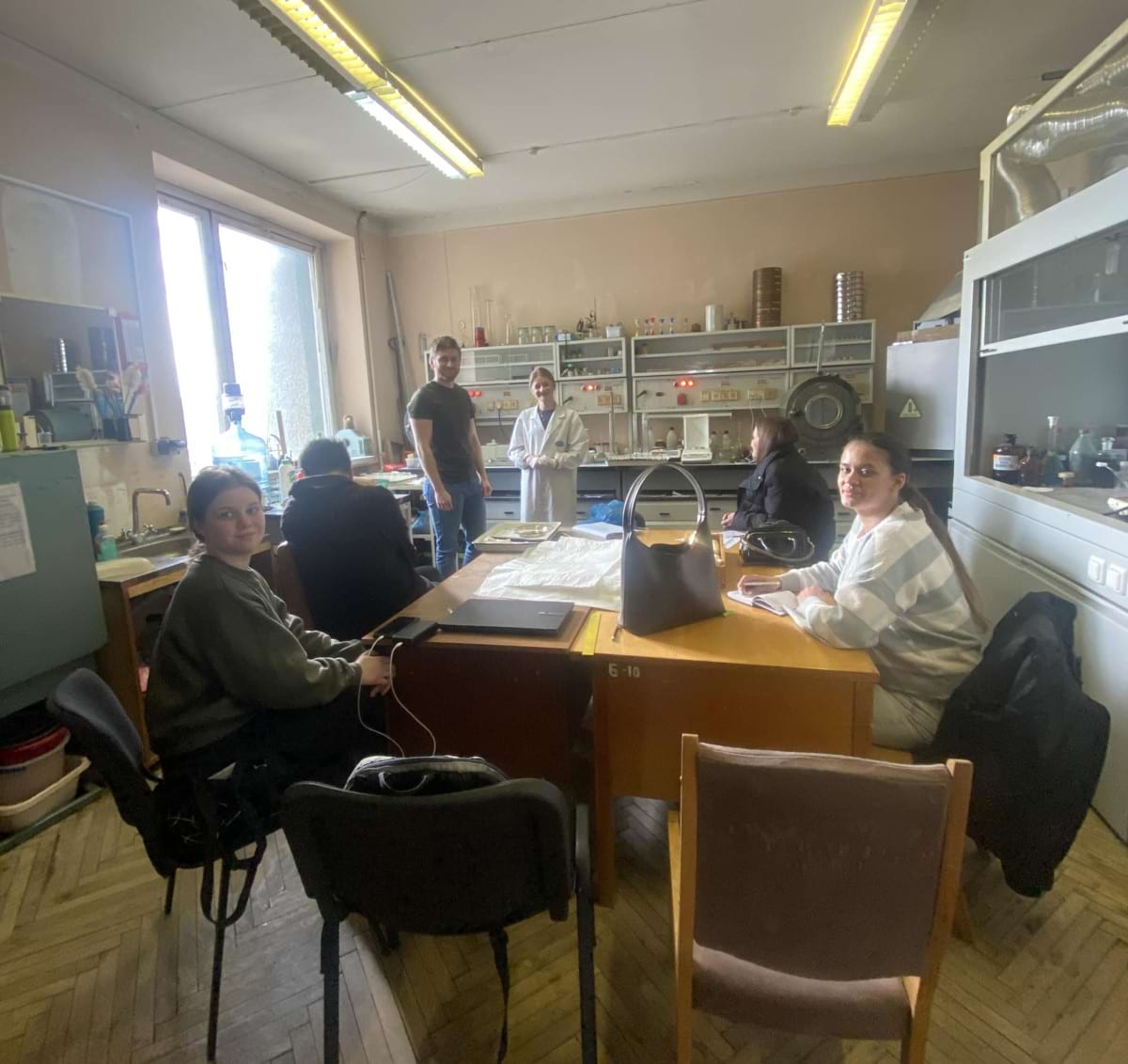 Аспірант Д.Лелека проводить заняття на великому практикумі